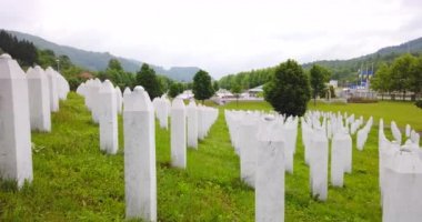 Srebrenica, Bosna-Hersek, Haziran 01, 2020: 1995 katliamının kurbanları için Srebrenica-Potocari anıtı ve mezarlığı