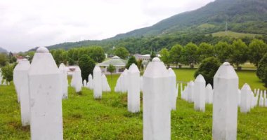 Srebrenica, Bosna-Hersek, Haziran 01, 2020: 1995 katliamının kurbanları için Srebrenica-Potocari anıtı ve mezarlığı