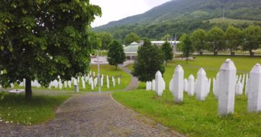 Srebrenica, Bosna-Hersek, Haziran 01, 2020: 1995 katliamının kurbanları için Srebrenica-Potocari anıtı ve mezarlığı