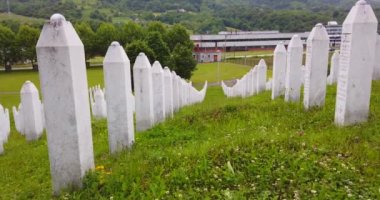 Srebrenica, Bosna-Hersek, Haziran 01, 2020: 1995 katliamının kurbanları için Srebrenica-Potocari anıtı ve mezarlığı