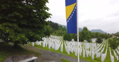 Srebrenica, Bosna-Hersek, Haziran 01, 2020: 1995 katliamının kurbanları için Srebrenica-Potocari anıtı ve mezarlığı