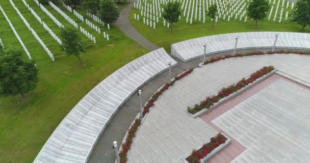 Srebrenica Bosnia Herzegovina Junio 2020 Memorial Cementerio Srebrenica Potocari Para — Vídeos de Stock