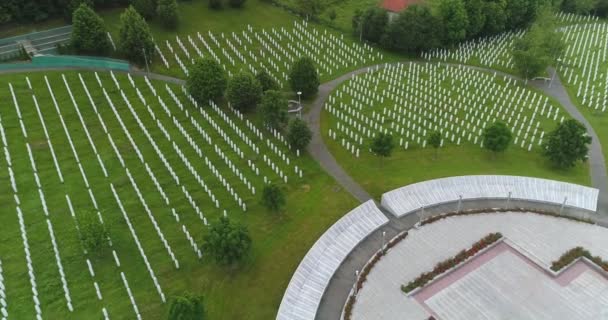 2020年6月1日 波斯尼亚和黑塞哥维那斯雷布雷尼察 斯雷布雷尼察 波托卡里1995年大屠杀受害者纪念碑和墓地 — 图库视频影像