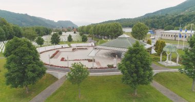 Srebrenica, Bosna-Hersek, Haziran 01, 2020: 1995 katliamının kurbanları için Srebrenica-Potocari anıtı ve mezarlığı
