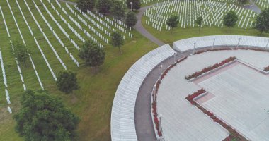 Srebrenica, Bosna-Hersek, Haziran 01, 2020: 1995 katliamının kurbanları için Srebrenica-Potocari anıtı ve mezarlığı