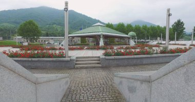Srebrenica, Bosna-Hersek, Haziran 01, 2020: 1995 katliamının kurbanları için Srebrenica-Potocari anıtı ve mezarlığı