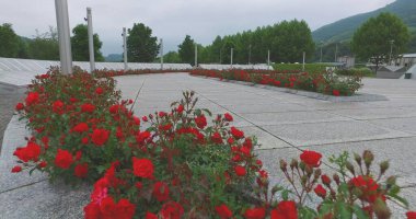 Srebrenica, Bosna-Hersek, Haziran 01, 2020: 1995 katliamının kurbanları için Srebrenica-Potocari anıtı ve mezarlığı