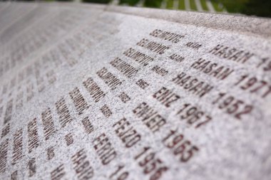 Srebrenica, Bosna-Hersek, Haziran 01, 2020: 1995 katliamının kurbanları için Srebrenica-Potocari anıtı ve mezarlığı