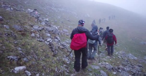 Groupe Randonneurs Marchant Sur Une Montagne Matin Brumeux — Video