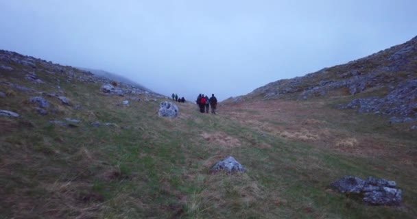 Bir Grup Yürüyüşçü Sisli Bir Sabahta Dağda Yürüyorlar — Stok video