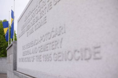 Srebrenica, Bosna-Hersek, Haziran 01, 2020: 1995 katliamının kurbanları için Srebrenica-Potocari anıtı ve mezarlığı geniş açılı