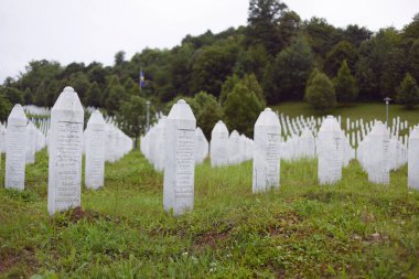 Srebrenica, Bosna-Hersek, Haziran 01, 2020: 1995 katliamının kurbanları için Srebrenica-Potocari anıtı ve mezarlığı geniş açılı