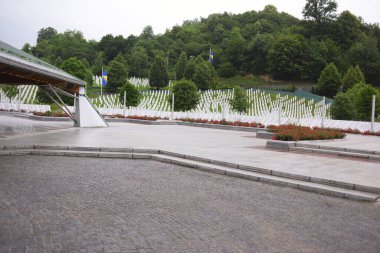 Srebrenica, Bosna-Hersek, Haziran 01, 2020: 1995 katliamının kurbanları için Srebrenica-Potocari anıtı ve mezarlığı geniş açılı