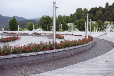 Srebrenica, Bosna-Hersek, Haziran 01, 2020: 1995 katliamının kurbanları için Srebrenica-Potocari anıtı ve mezarlığı geniş açılı