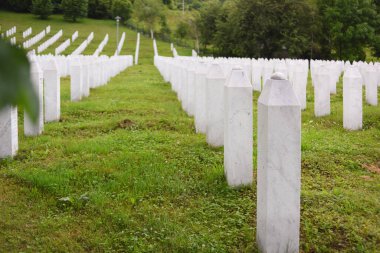 Srebrenica, Bosna-Hersek, Haziran 01, 2020: 1995 katliamının kurbanları için Srebrenica-Potocari anıtı ve mezarlığı geniş açılı