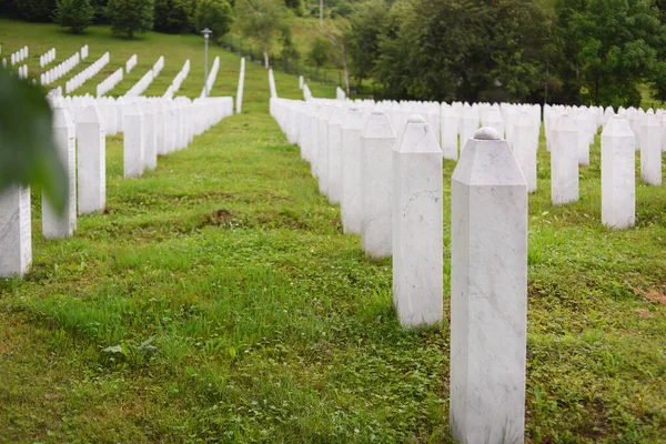 スレブレニツァ ボスニア ヘルツェゴビナ 2020年6月1日 スレブレニツァ ポトカリ記念碑と1995年の虐殺の犠牲者のための墓地 広い角度 — ストック写真