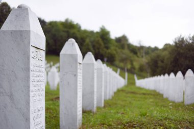 Srebrenica, Bosna-Hersek, Haziran 01, 2020: 1995 katliamının kurbanları için Srebrenica-Potocari anıtı ve mezarlığı geniş açılı