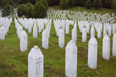 Srebrenica, Bosna-Hersek, Haziran 01, 2020: 1995 katliamının kurbanları için Srebrenica-Potocari anıtı ve mezarlığı geniş açılı