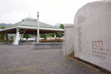 Srebrenica, Bosna-Hersek, Haziran 01, 2020: 1995 katliamının kurbanları için Srebrenica-Potocari anıtı ve mezarlığı geniş açılı