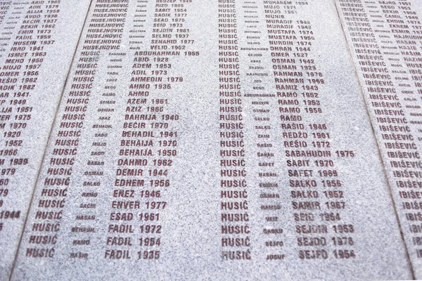 Srebrenica, Bosna-Hersek, Haziran 01, 2020: 1995 katliamının kurbanları için Srebrenica-Potocari anıtı ve mezarlığı.