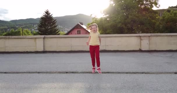 Infância Ativa Menina Criança Feliz Dançando Livre — Vídeo de Stock