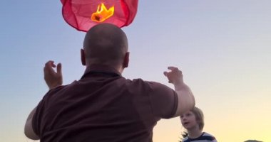 Mutlu baba ve oğlu ve kızı birlikte uçan ateş feneri.