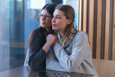 Bir kafede buluşan lezbiyen bir çift. İki eşcinsel kız arkadaş el ele tutuşup bir barda flört ediyorlar. Dokunsal duygular. Lgbt.