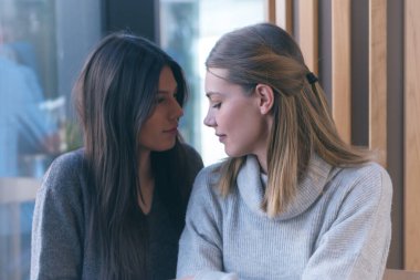 Bir kafede buluşan lezbiyen bir çift. İki eşcinsel kız arkadaş el ele tutuşup bir barda flört ediyorlar. Dokunsal duygular. Lgbt.