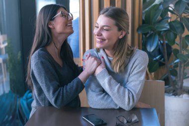 Bir kafede buluşan lezbiyen bir çift. İki eşcinsel kız arkadaş el ele tutuşup bir barda flört ediyorlar. Dokunsal duygular. Lgbt.