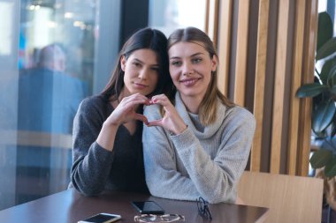 Bir kafede buluşan lezbiyen bir çift. İki eşcinsel kız arkadaş el ele tutuşup bir barda flört ediyorlar. Dokunsal duygular. Lgbt.