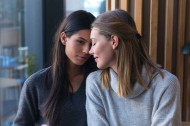 Bir kafede buluşan lezbiyen bir çift. İki eşcinsel kız arkadaş el ele tutuşup bir barda flört ediyorlar. Dokunsal duygular. Lgbt.