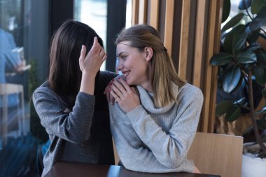 Bir kafede buluşan lezbiyen bir çift. İki eşcinsel kız arkadaş el ele tutuşup bir barda flört ediyorlar. Dokunsal duygular. Lgbt.