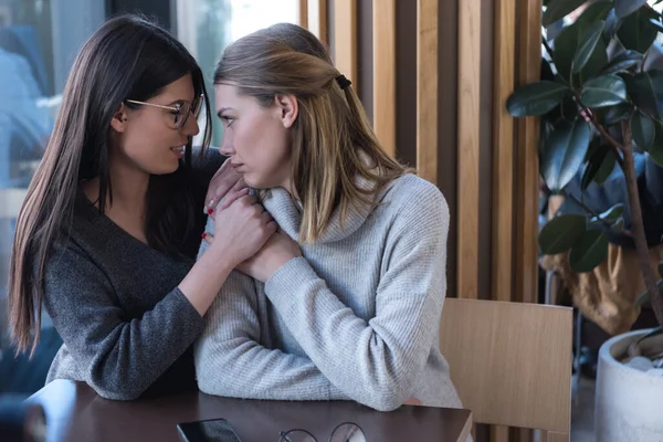 Bir kafede buluşan lezbiyen bir çift. İki eşcinsel kız arkadaş el ele tutuşup bir barda flört ediyorlar. Dokunsal duygular. Lgbt.