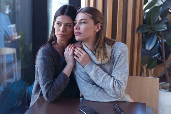 Leszbikus Pár Randizik Egy Kávézóban Két Meleg Barátnő Fogja Egymás — Stock Fotó
