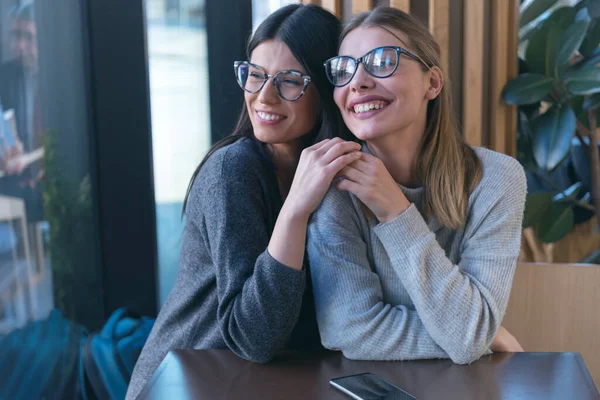 Leszbikus Pár Randizik Egy Kávézóban Két Meleg Barátnő Fogja Egymás — Stock Fotó