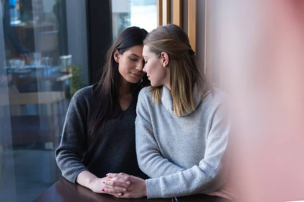 Lesbiska Par Dejt Ett Kafé Två Homosexuella Flickvänner Håller Varandra — Stockfoto