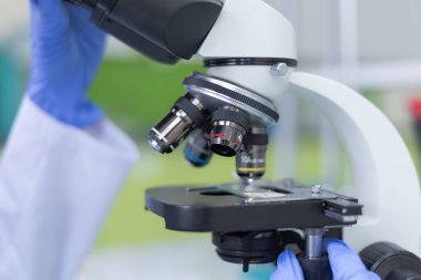 Laboratuvarda test tüpleri, mikroskop, test veya araştırma ile çalışan genç kadın laboratuvar bilim adamı. Bilim, kimya, biyoloji, tıp ve insan konsepti..