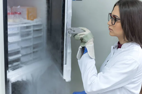 年轻的女性研究科学家在实验室里与一个冷氮锂一起工作 遗传学和药物研究 — 图库照片