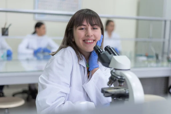 Laboratuvarda Test Tüpleri Mikroskop Test Araştırma Yapan Genç Kadın Bir — Stok fotoğraf