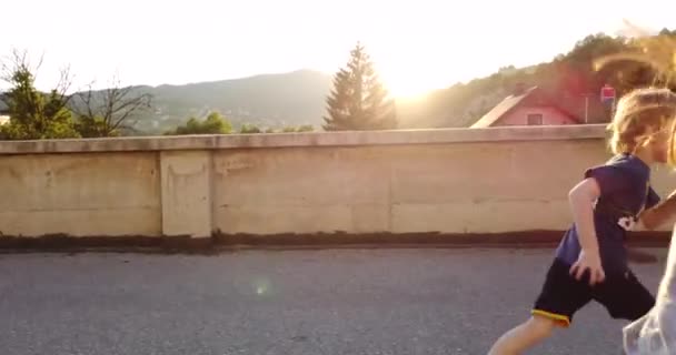 Két Kölyök Együtt Rohangál Utcán Napfényben — Stock videók