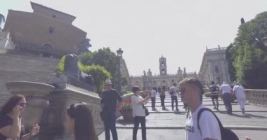 Roma, İtalya - Haziran 2019: Roma 'nın tarihi caddelerinde yerel halk ve turistler dar yolda yürüyor.