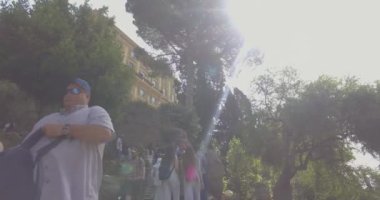 Roma, İtalya - Haziran 2019: Roma 'nın tarihi caddelerinde yerel halk ve turistler dar yolda yürüyor.