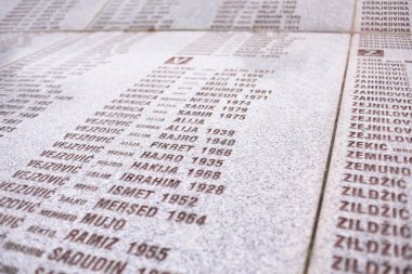Srebrenica, Potocari, Bosna-Hersek, Haziran 01, 2020: 1995 katliamının kurbanları için Srebrenica-Potocari anıtı ve mezarlığı