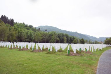 Srebrenica, Potocari, Bosna-Hersek, Haziran 01, 2020: 1995 katliamının kurbanları için Srebrenica-Potocari anıtı ve mezarlığı
