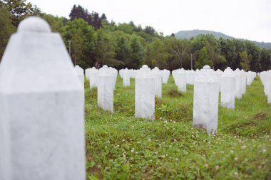 Srebrenica, Potocari, Bosna-Hersek, Haziran 01, 2020: 1995 katliamının kurbanları için Srebrenica-Potocari anıtı ve mezarlığı