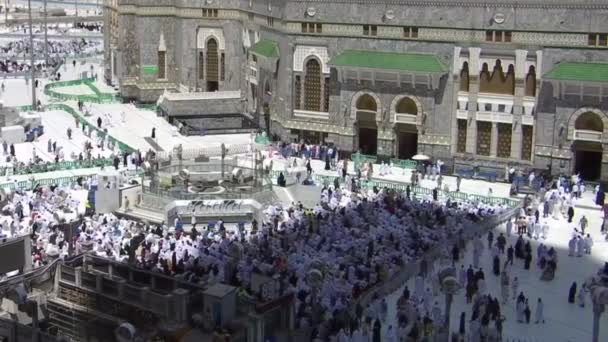 2019年8月8日 世界各地的朝圣者在Kaaba附近的Umrah或Hajj期间表演Tawaf — 图库视频影像