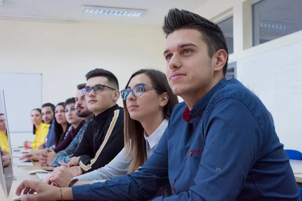 Studenci Siedzący Klasie Korzystający Laptopów Podczas Lekcji Słuchania Wirusie Covid19 — Zdjęcie stockowe