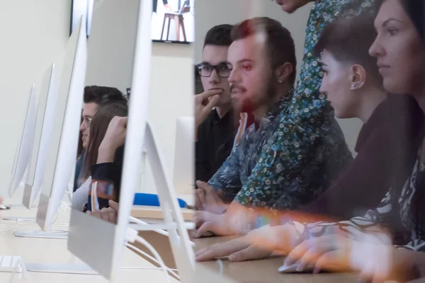 Studenci Siedzący Klasie Korzystający Laptopów Podczas Lekcji Słuchania Wirusie Covid19 — Zdjęcie stockowe