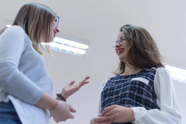 Due Giovani Studentesse Laboriose Che Fanno Una Conversazione Nella Biblioteca — Foto Stock