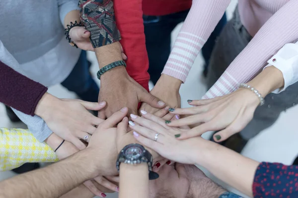 Grupo Multiracial Estudantes Universitários Com Mãos Pilha Trabalho Equipe — Fotografia de Stock